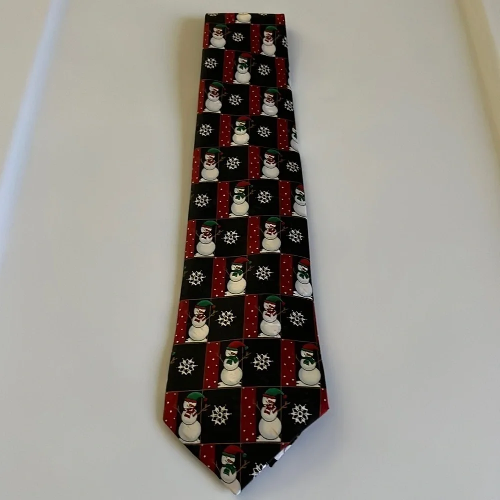 Hallmark Novelties men’s Christmas tie. Decorated with snowmen and Snowflakes.